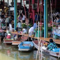 Besucher stöbern auf dem schwimmenden Markt nahe Wat Takien in der Provinz Nonthaburi. Einwohner können dort kostenlos ihre Stände aufschlagen. Touristen können ein eigenes Boot mieten oder Bootstouren unternehmen, um die malerischen Wasserwege der Gegend zu erkunden und so einen Einblick in das Leben auf dem Kanal zu erhalten. (Foto: Chanat Katanyu)