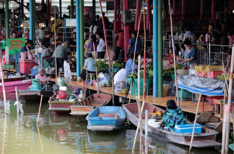 Besucher stöbern auf dem schwimmenden Markt nahe Wat Takien in der Provinz Nonthaburi. Einwohner können dort kostenlos ihre Stände aufschlagen. Touristen können ein eigenes Boot mieten oder Bootstouren unternehmen, um die malerischen Wasserwege der Gegend zu erkunden und so einen Einblick in das Leben auf dem Kanal zu erhalten. (Foto: Chanat Katanyu)
