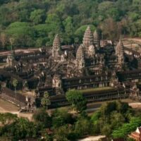 Das staatliche Verkehrsunternehmen hat seinen täglichen Busverkehr von Bangkok in die kambodschanischen Städte Phnom Penh und Siem Reap mit Wirkung vom heutigen Tag vorübergehend eingestellt. Diese Entscheidung ist eine Reaktion auf die Beschränkungen beim Grenzübertritt zwischen Thailand und Kambodscha.