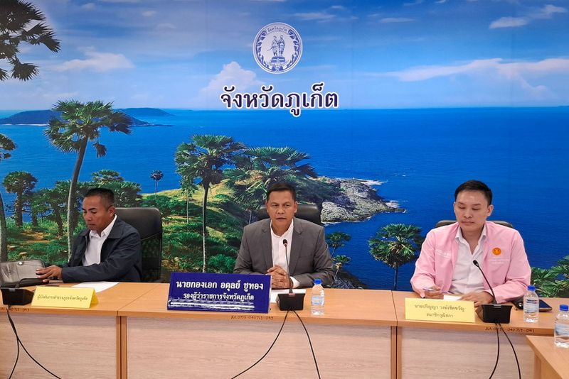Unternehmen schlagen Zoneneinteilung vor, um Beschwerden von Menschen zu reduzieren, die sich durch die Freizeitnutzung von Cannabis gestört fühlenUnternehmen in Phuket sagen, dass der weit verbreitete Cannabiskonsum auf der südlichen Touristeninsel – wo es 1.500 Cannabis-Läden gibt – begonnen hat, sich negativ auf den Tourismus in Thailand auszuwirken.