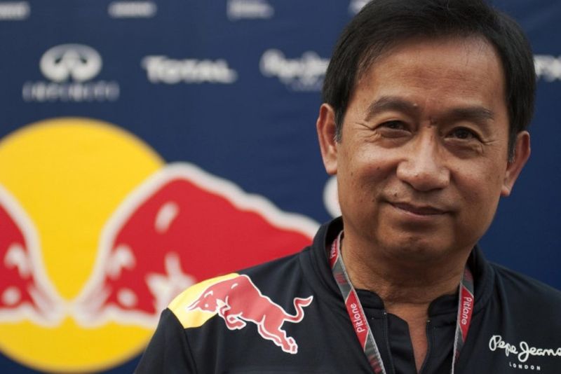 Als ein österreichischer Vermarkter und ein thailändischer Geschäftsmann beschlossen, Red Bull weltweit einzuführen, einigten sie sich auf eine einfache Eigentümerstruktur: Jeder von ihnen sollte 49 % des Unternehmens besitzen.