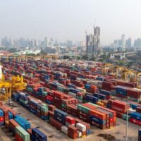 Die Handelsgespräche mit den USA werden fortgesetzt. Minister bezeichnet die Zollfrage als entscheidend. Die Container reihen sich im Hafen von Bangkok in Klong Toey aneinander. Handelsminister Pichai Naripthaphan erklärte, die Zollverhandlungen zwischen Thailand und den USA würden trotz innenpolitischer Spannungen fortgesetzt.