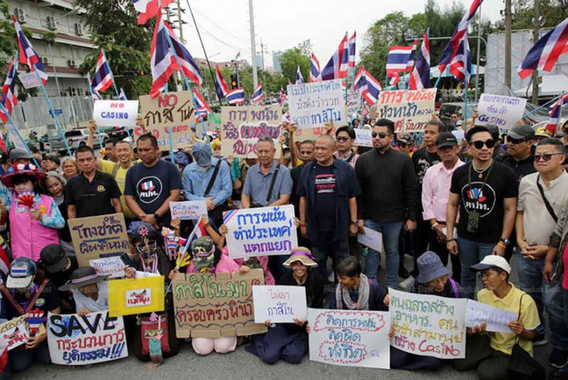 BANGKOK. Ein Senatsausschuss, der den Gesetzentwurf für Casino-Unterhaltungskomplexe prüft, hat die Regierung aufgefordert, ihren Gesetzesentwurf zurückzuziehen, und warnte, dass dieser möglicherweise gegen mehrere Abschnitte der Verfassung von 2017 verstößt. Der Entwurf „widerspricht der nationalen Strategie“, warnt der Senat.