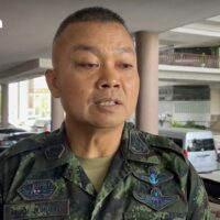Der Gebietskommandeur der Zweiten Armee räumte gestern am Montag ein, dass sich die Spannungen entlang der thailändisch-kambodschanischen Grenze derart verschärfen, dass eine vollständige Schließung der Grenzübergänge notwendig werden könnte – insbesondere, wenn es zu neuen Zusammenstößen zwischen den beiden Nationen käme.