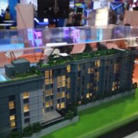 Der Preisindex für neue Eigentumswohnungen im Großraum Bangkok stieg im ersten Quartal 2025 im Vergleich zum Vorjahr um 3,4 % und lag damit laut dem Real Estate Information Center (REIC) das zweite Quartal in Folge über 3 %, was auf steigende Entwicklungskosten zurückzuführen ist.