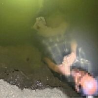 NONTHABURI. Die Polizei der Station Bang Bua Thong in der Provinz Nonthaburi reagierte am Mittwoch zusammen mit Freiwilligen der Ruamkatanyu-Stiftung auf einen Bericht über eine Leiche, die unter einer Brücke über Khlong Lamphu auf dem Highway 9 im Tambon Lamphu im Bezirk Bang Bua Thong trieb.