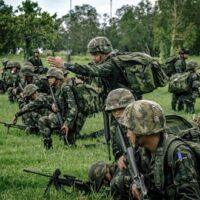 In einer auf ihrer Facebook-Seite veröffentlichten Erklärung erklärte die Regierung, dass der Schutz der thailändischen Souveränität und des Territoriums sowie Lösungen auf der Grundlage friedlicher Mittel, des Völkerrechts und der Humanität für sie oberste Priorität hätten.