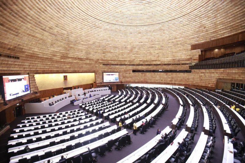 Die Machtkämpfe innerhalb der thailändischen Koalitionsregierung kommen zu einem gefährlichen Zeitpunkt, da der Privatsektor befürchtet, dass die Wirtschaft Schaden nehmen könnte, wenn sich die Wahlen und die Kabinettsbildung in die Länge ziehen und die Auszahlungen sowie die Touristenströme verlangsamen.