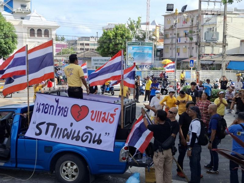 Im ganzen Land breiten sich Proteste aus. Demonstranten fordern den Rücktritt von Premierministerin Paetongtarn Shinawatra oder die Auflösung des Parlaments, nachdem ein umstrittener Audioclip mit ihr und dem kambodschanischen Senatspräsidenten Hun Sen durchgesickert ist.