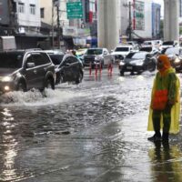 Thailands Hauptstadt rüstet sich für große Regenfälle. Wasserchef Jessada erläutert die Vorbereitungen für die Überschwemmungen. Da in Thailand offiziell die Monsunzeit 2025 beginnt, nehmen die Sorgen über anhaltende, starke Regenfälle und mögliche Überschwemmungen zu, insbesondere in Bangkok.