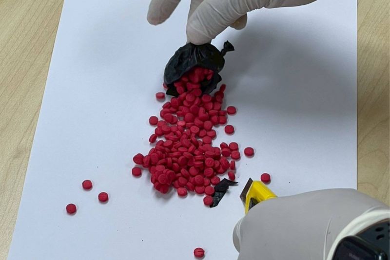 Ein Österreicher liegt im Krankenhaus, nachdem ihm am Flughafen Don Mueang in Bangkok drei Drogenpackungen entfernt wurden, die in seinem Darm geplatzt waren.Der Mann wurde in den frühen Morgenstunden des Mittwochs vom Flughafen ins Samitivej Srinakarin Krankenhaus gebracht, nachdem er unter Krämpfen und starken Bauchschmerzen gelitten hatte. Bei der medizinischen Untersuchung wurden drei Beutelchen in seinem Darm gefunden, eines davon war geplatzt.