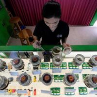 Thailands einst vielversprechende Cannabisindustrie ist nach der abrupten Ankündigung der Regierung, dass für den Kauf von Cannabis nun ein Rezept erforderlich sei, in Aufruhr. Nur drei Jahre nachdem das Land als erstes Land Asiens Cannabis entkriminalisiert hatte, löste dieser Kurswechsel in der Branche Schockwellen aus.