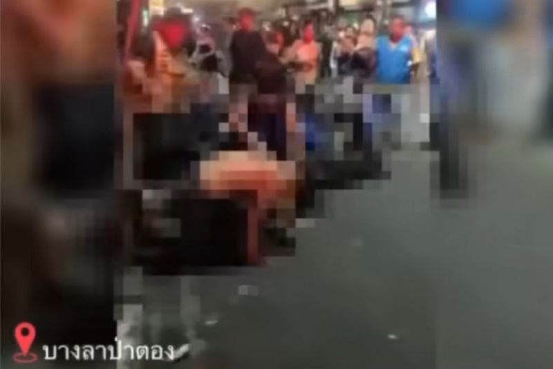 Zwei ausländische Touristen wurden von einer Gruppe thailändischer Männer bewusstlos geschlagen, nachdem sie angeblich im betrunkenen Zustand eine einheimische Frau in einem Nachtlokal im Phuketer Stadtteil Patong angegriffen hatten.