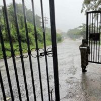 Ein thailändischer Marineinfanterist öffnete den Grenzübergang Ban Hat Lek in Trat am Sonntag um 8 Uhr morgens statt wie üblich um 6 Uhr. Der kambodschanische Grenzübergang Koh Kong reagierte darauf mit einer Stunde späteren Öffnung um 9 Uhr, sodass die Händler festsaßen. Thailand hat außerdem die Öffnungszeiten und Betriebstage an neun seiner 16 Grenzübergänge zu Kambodscha verkürzt.