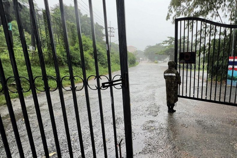 Ein thailändischer Marineinfanterist öffnete den Grenzübergang Ban Hat Lek in Trat am Sonntag um 8 Uhr morgens statt wie üblich um 6 Uhr. Der kambodschanische Grenzübergang Koh Kong reagierte darauf mit einer Stunde späteren Öffnung um 9 Uhr, sodass die Händler festsaßen. Thailand hat außerdem die Öffnungszeiten und Betriebstage an neun seiner 16 Grenzübergänge zu Kambodscha verkürzt.