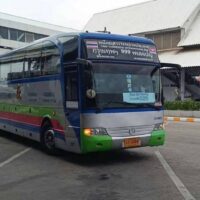 Das staatliche Transportunternehmen hat heute am Montag (9. Juni) den Busverkehr zwischen Bangkok, Phnom Penh und Siem Reap eingestellt . Das staatliche Unternehmen erklärte auf Facebook, der Betrieb sei eingestellt worden, weil es Passagierbussen verboten sei, die thailändisch- kambodschanische Grenze zu überqueren .