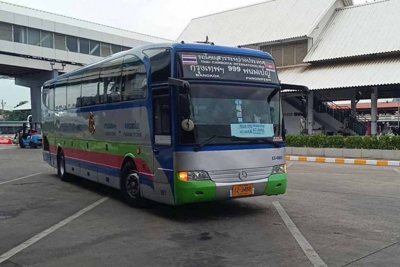 Das staatliche Transportunternehmen hat heute am Montag (9. Juni) den Busverkehr zwischen Bangkok, Phnom Penh und Siem Reap eingestellt .Das staatliche Unternehmen erklärte auf Facebook, der Betrieb sei eingestellt worden, weil es Passagierbussen verboten sei, die thailändisch- kambodschanische Grenze zu überqueren .