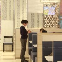 Der Mindestlohn von 400 Baht gilt künftig auch für Arbeitnehmer in den meisten Hotels und Unterhaltungsstätten des Landes. Bisher war er auf die großen Touristenprovinzen und gehobene Hotels beschränkt.