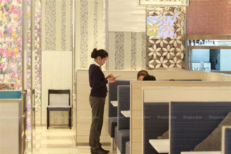 Der Mindestlohn von 400 Baht gilt künftig auch für Arbeitnehmer in den meisten Hotels und Unterhaltungsstätten des Landes. Bisher war er auf die großen Touristenprovinzen und gehobene Hotels beschränkt.