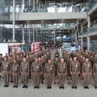 Die thailändischen Einwanderungsbehörden, insbesondere an den Flughäfen Suvarnabhumi und Don Mueang, haben ihre Überwachungs- und Kontrollmaßnahmen verstärkt, um die Einreise von Ausländern, die mit sogenannten „grauen Geschäften“ in Verbindung stehen, auf dem Luftweg zu verhindern. Dieser Schritt folgt auf die verschärften Grenzkontrollen an Land.