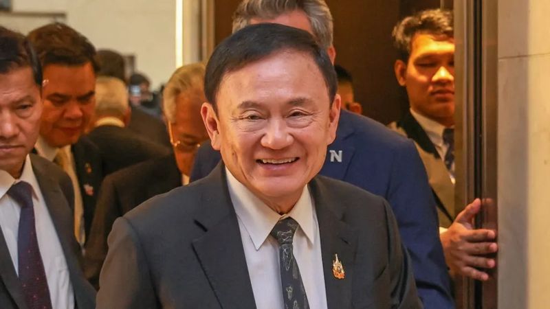 In einer bedeutenden Entwicklung stimmte der Ärzterat am 12. Juni dafür, Disziplinarmaßnahmen gegen drei Ärzte aus dem Umfeld des Pheu Thai Parteichefs Thaksin Shinawatra wegen seines verlängerten Aufenthalts im Polizeikrankenhaus statt in der Haftanstalt aufrechtzuerhalten.