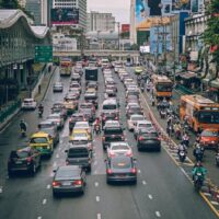 Viele Ausländer in Thailand sind überrascht, wie ruhig die Straßen sind – vor allem angesichts des bekannten Verkehrsaufkommens . Trotz der häufigen Staus kommt es selten zu lautem Hupen. Ein Grund ist kultureller Natur. In der thailändischen Gesellschaft wird Hupen oft als aggressiv wahrgenommen – fast wie Fluchen. Es gilt als Auslöser von Wut und Konflikten, die leicht zu Aggressionen im Straßenverkehr eskalieren können. Daher entscheiden sich die meisten thailändischen Autofahrer selbst im Stau für Geduld statt Konfrontation.