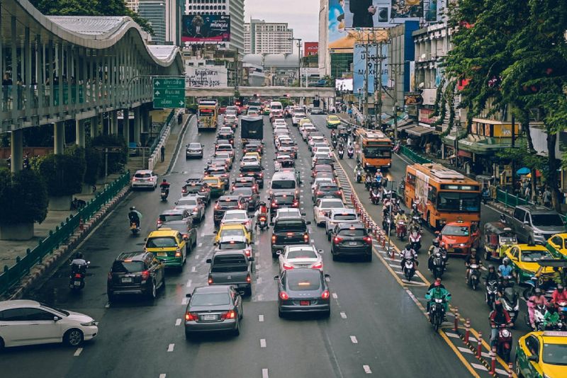 Viele Ausländer in Thailand sind überrascht, wie ruhig die Straßen sind – vor allem angesichts des bekannten Verkehrsaufkommens . Trotz der häufigen Staus kommt es selten zu lautem Hupen.Ein Grund ist kultureller Natur. In der thailändischen Gesellschaft wird Hupen oft als aggressiv wahrgenommen – fast wie Fluchen. Es gilt als Auslöser von Wut und Konflikten, die leicht zu Aggressionen im Straßenverkehr eskalieren können. Daher entscheiden sich die meisten thailändischen Autofahrer selbst im Stau für Geduld statt Konfrontation.