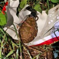 Eine explosive Wendung lässt Beamte bei einer routinemäßiger Verfolgung fassungslos zurück. Eine 39-jährige Frau wurde festgenommen, nachdem sie mit einem Motorrad von einem Polizeikontrollpunkt geflohen war . Man fand sie mit einer MK2-Granate, auch bekannt als Ananasgranate, im Gras vor ihrem Haus versteckt. Sie behauptete, sie habe sie zur Selbstverteidigung benutzt.