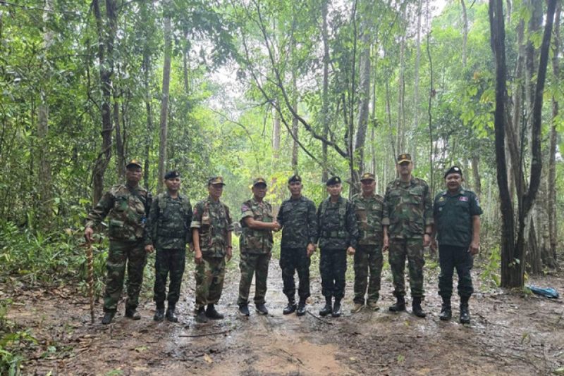 Thailand und Kambodscha haben durch den Abzug ihrer Truppen aus dem umstrittenen Grenzgebiet größere Zusammenstöße vermieden , erklärte der ehemalige kambodschanische Premierminister Hun Sun.Hun Sen, der derzeit Senatspräsident ist, bezeichnete die jüngsten Militärbewegungen am Sonntag als „Anpassung“, um die Situation an der Grenze zu deeskalieren, berichtete die Khmer Times am Montag.