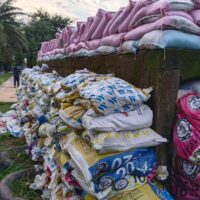 Die Ban Paet Um Schule in der Provinz Ubon Ratchathani hat mit dem Bau von Sandsackbunkern begonnen, um Schüler und Mitarbeiter angesichts der eskalierenden Spannungen entlang der thailändisch-kambodschanischen Grenze zu schützen. Die Schule im Bezirk Warin Chamrap hat außerdem einen Notfallevakuierungsplan für den Fall vorbereitet, dass sich die Situation verschlechtern sollte.