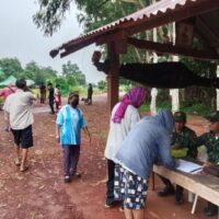 Grenzübertritte eingeschränkt: Grenzgänger registrieren sich am Grenzübergang Aan Mah in Ubon Ratchathani. Aufgrund der Spannungen an der Grenze zu Kambodscha wurden die Grenzübertritte von zweimal pro Woche auf nur einmal reduziert. (Foto: Pressestelle Ubon Ratchathani)