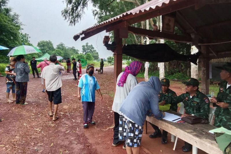 Grenzübertritte eingeschränkt: Grenzgänger registrieren sich am Grenzübergang Aan Mah in Ubon Ratchathani. Aufgrund der Spannungen an der Grenze zu Kambodscha wurden die Grenzübertritte von zweimal pro Woche auf nur einmal reduziert. (Foto: Pressestelle Ubon Ratchathani)