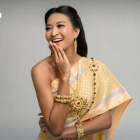 In Thailand ist die Vermischung von Thailändisch und Englisch (Tinglish) zu einem alltäglichen Bestandteil der Konversation geworden. Es ist zwar schön zu sehen, wie die beiden Sprachen miteinander verschmelzen, aber manchmal entspricht das Ergebnis nicht immer dem, was englische Muttersprachler sagen würden.