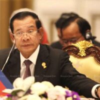 Der Vorsitzende der Seri Ruam Thai Partei hat Anzeige gegen den kambodschanischen Senatspräsidenten Hun Sen erstattet, nachdem dieser in einem durchgesickerten Audioclip zu hören war, wie er die Ermordung seiner politischen Gegner in Thailand anordnete.