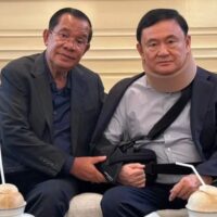 Hun Sen, der freimütige Senatspräsident, hat einen Warnschuss an seinen ehemaligen „Patenbruder“, den ehemaligen thailändischen Premierminister Thaksin Shinawatra, abgefeuert. Er wirft Thaksin Verrat vor und kündigt an, belastende Details, darunter auch Maßnahmen gegen die thailändische Monarchie, zu enthüllen. Die Enthüllung lässt Thailands nächsten Schritt erwarten.