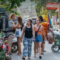 Der anhaltende Konflikt zwischen Israel und dem Iran bringt Israels Reisepläne nach Thailand durcheinander . Flugausfälle und steigende Flugpreise dürften das Wachstum des israelischen Tourismusmarktes in diesem Jahr bremsen. Viele Israelis, die den Unruhen entfliehen wollen, sitzen in Phuket und Samui fest und können keinen Flug in die Heimat bekommen.