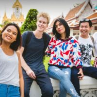 Wenn Sie schon einmal in Thailand waren, haben Sie wahrscheinlich schon einmal das Wort „Farang“ gehört, das Ausländer beschreibt, insbesondere weiße Ausländer. Es ist ein gängiger Begriff, der in lockeren Gesprächen fällt, aber ist er beleidigend? Manche fühlen sich möglicherweise unwohl, wenn sie es hören, und verbinden damit eine negative Konnotation, während andere sich fragen, ob es rassistische Untertöne hat.