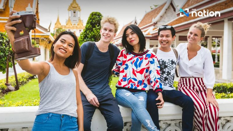 Wenn Sie schon einmal in Thailand waren, haben Sie wahrscheinlich schon einmal das Wort „Farang“ gehört, das Ausländer beschreibt, insbesondere weiße Ausländer. Es ist ein gängiger Begriff, der in lockeren Gesprächen fällt, aber ist er beleidigend?Manche fühlen sich möglicherweise unwohl, wenn sie es hören, und verbinden damit eine negative Konnotation, während andere sich fragen, ob es rassistische Untertöne hat.