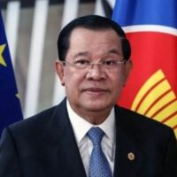 Die Spannungen zwischen Kambodscha und Thailand eskalieren weiter. Kambodscha erwägt offen erhebliche kulturelle und wirtschaftliche Sanktionen. Senatspräsident Hun Sen forderte die kambodschanische Regierung auf, drastische Maßnahmen zu erwägen, darunter ein Verbot thailändischer Filme und einen Importstopp thailändischer Waren. Dieser Schritt ist eine Reaktion auf die nach Hun Sens Einschätzung zunehmende Feindseligkeit extremistischer Gruppierungen in Thailand.