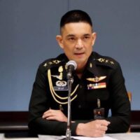 Die thailändische Armee gab bekannt, dass Kambodscha Langstreckenartillerie auf den thailändischen Bezirk Kantharalak in Si Sa Ket richtet. Armeesprecher Generalmajor Winthai Suvaree erklärte, die kambodschanische Artillerie könne innerhalb der thailändischen Grenzen zuschlagen. Dies erfordere notwendige Anpassungen der thailändischen Truppenstationierung, um der Bedrohung entgegenzuwirken.