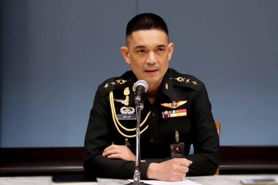 Die thailändische Armee gab bekannt, dass Kambodscha Langstreckenartillerie auf den thailändischen Bezirk Kantharalak in Si Sa Ket richtet. Armeesprecher Generalmajor Winthai Suvaree erklärte, die kambodschanische Artillerie könne innerhalb der thailändischen Grenzen zuschlagen. Dies erfordere notwendige Anpassungen der thailändischen Truppenstationierung, um der Bedrohung entgegenzuwirken.