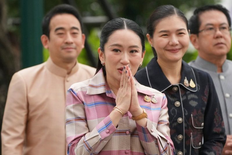Kambodschanische Behörden haben die jüngsten Äußerungen des thailändischen Premierministers Paetongtarn Shinawatra als „irrational“ zurückgewiesen. Am 23. Juni erklärte Frau Shinawatra, Thailand habe im Zuge der Bekämpfung der grenzüberschreitenden Kriminalität die Strom-, Internet- und Öllieferungen nach Kambodscha eingestellt. Die kambodschanischen Behörden beteuern jedoch, diese Dienste eigenmächtig eingestellt zu haben.