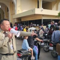 Mehrere kambodschanische Staatsbürger schmuggeln nach dem jüngsten Facebook-Post des ehemaligen Senatspräsidenten Hun Sen weiterhin thailändische Produkte nach Kambodscha, darunter auch Wasserflaschen und Energydrinks.