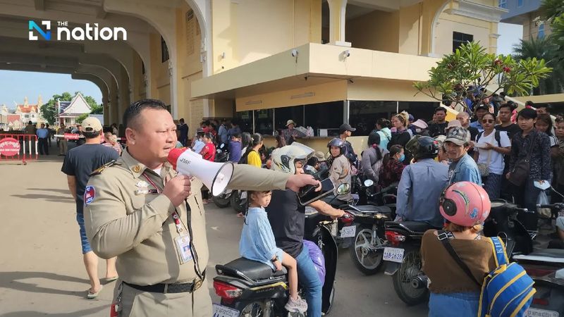 Mehrere kambodschanische Staatsbürger schmuggeln nach dem jüngsten Facebook-Post des ehemaligen Senatspräsidenten Hun Sen weiterhin thailändische Produkte nach Kambodscha, darunter auch Wasserflaschen und Energydrinks.
