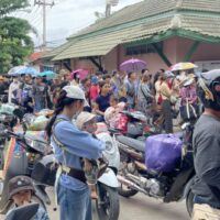 Engpässe in Poipet treiben die Preise in die Höhe, während Stromausfälle die Nachfrage nach Treibstoff für Generatoren ankurbeln. Kambodschanische Händler fahren mit ihren Motorrädern nach Thailand, um ihre Geschäfte auf dem Rong Kluea-Markt in Aranyaprathet, jenseits der Grenze von Poipet, zu eröffnen.