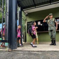 Kambodschanische Schüler aus der Provinz Koh Kong reisen über den Grenzübergang Ban Hat Lek in Trat nach Thailand ein. Den Eltern der Kinder ist die Einreise über diesen Grenzübergang untersagt.