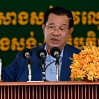 Thailand verschärft rechtliche Schritte gegen Kambodschas Senatspräsident Hun Sen und begründet dies mit einer Bedrohung der nationalen Sicherheit nach einem Audio-Leak. Das Cybercrime Investigation Bureau (CIB) wurde nach der Veröffentlichung eines Gesprächs zwischen Hun Sen und dem thailändischen Premierminister vom 15. Juni eingeschaltet.