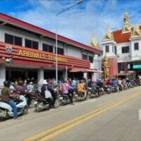 Ein Treibstoffmangel in Kambodscha hat zu einem Anstieg des Grenzverkehrs geführt. Kambodschaner strömen auf der Suche nach billigem und leicht zugänglichem Benzin nach Thailand. Über 100 Luxusfahrzeuge fuhren über die Thailändisch-Kambodschanische Freundschaftsbrücke in den thailändischen Bezirk Aranyaprathet, was zu erheblichen Staus in der Nähe des Grenzübergangs führte.