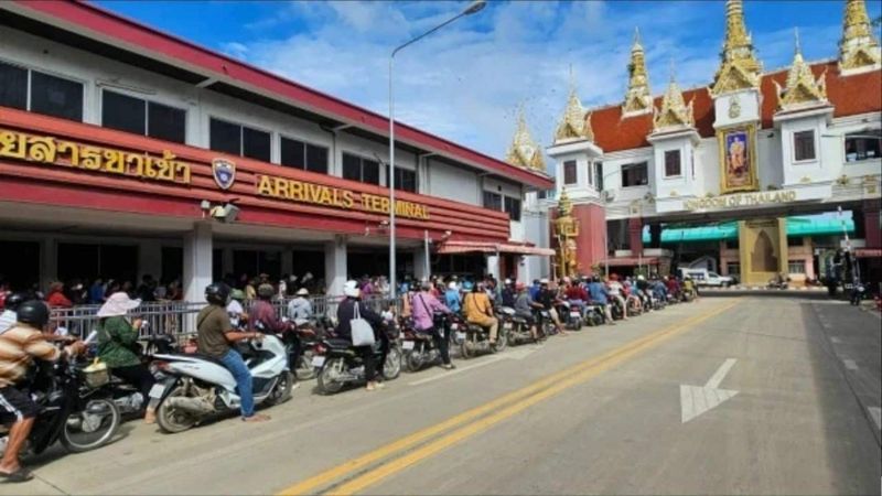 Ein Treibstoffmangel in Kambodscha hat zu einem Anstieg des Grenzverkehrs geführt. Kambodschaner strömen auf der Suche nach billigem und leicht zugänglichem Benzin nach Thailand. Über 100 Luxusfahrzeuge fuhren über die Thailändisch-Kambodschanische Freundschaftsbrücke in den thailändischen Bezirk Aranyaprathet, was zu erheblichen Staus in der Nähe des Grenzübergangs führte.