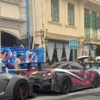 Die Polizei von Phuket erntete im Internet Lob, nachdem sie einem Konvoi ausländischer Supersportwagenbesitzer einen Strafzettel ausgestellt hatte, weil diese dreist in einer Sperrzone geparkt hatten . Damit wurde bewiesen, dass in Thailand die Regeln gelten, egal ob man in einem Tuk Tuk oder einem Lamborghini sitzt .